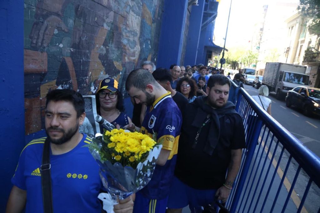 Miles de hinchas le dieron el último adiós a Russo en la Bombonera
